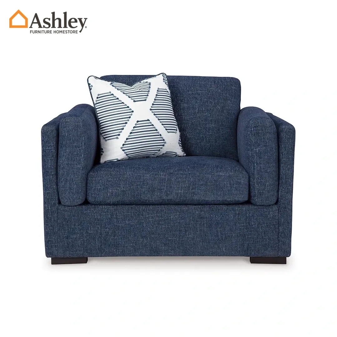 كرسي إيفانسلي انتقالي باللون الأزرق، مصنوع من قماش نوفيلا مع تنجيد مزرر (كابتونيه) لغرف الاستقبال.